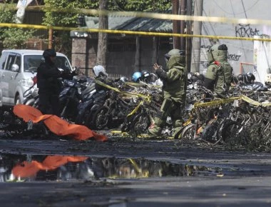 Ινδονησία: Αιματηρές επιθέσεις καμικάζι σε 3 εκκλησίες - 6 νεκροί και πάνω από 35 τραυματίες (φωτό, βίντεο)